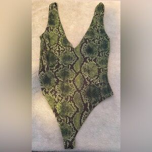 Babaton from Aritzia. XXS bodysuit- very good condition. Stretchy and soft.